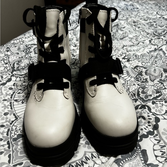 UGG Moto boots size 9 - Picture 3 of 7